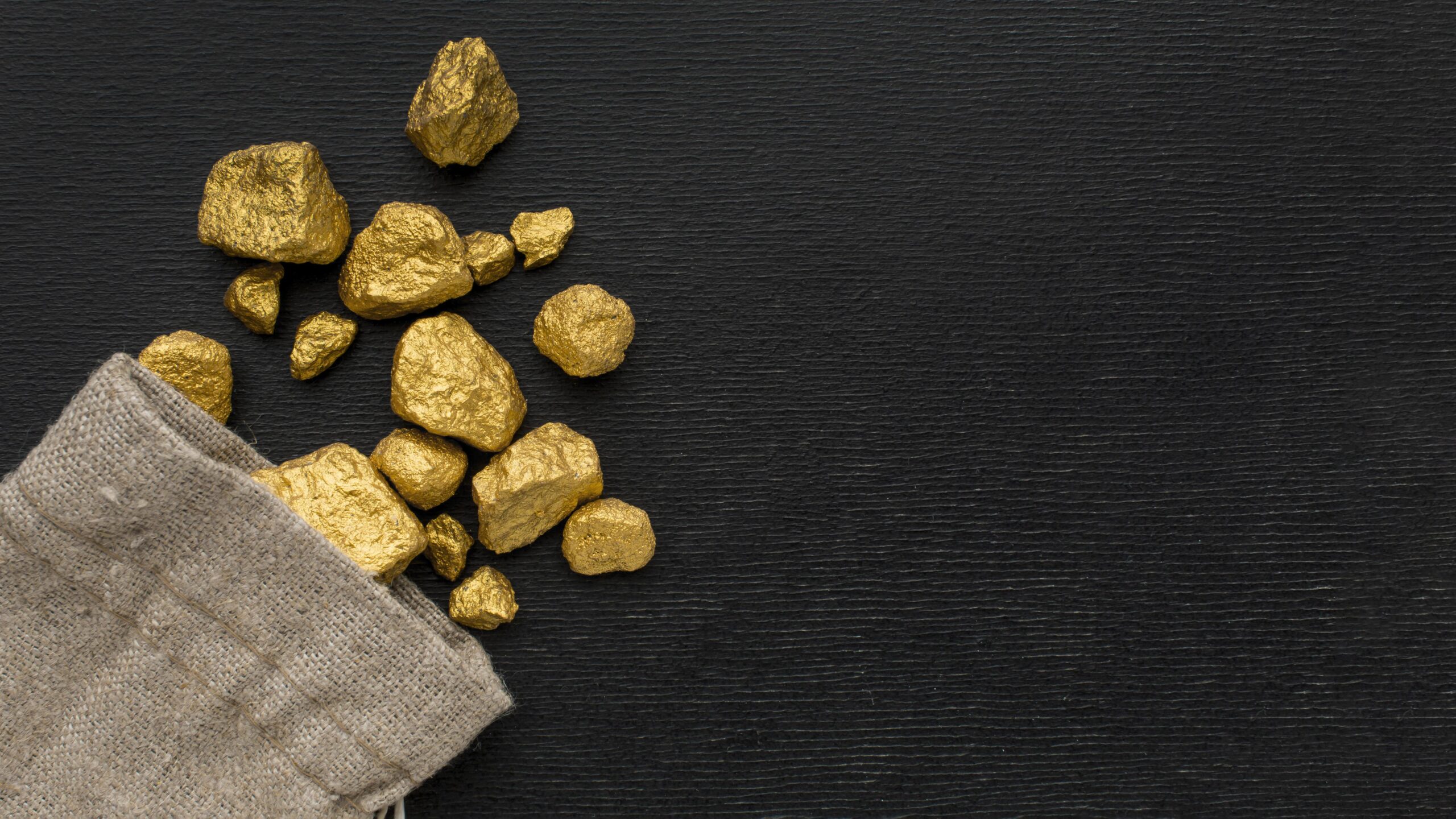 saco-de-yute-vista-superior-con-mineral-de-oro